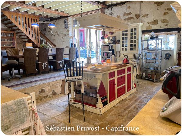 Dpt Dordogne (24), à vendre 11 pièces proche Thiviers (24) propriété de 325 m², terrain 22200 m², dépendance, piscine.
