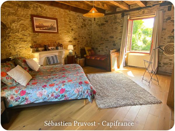 Dpt Dordogne (24), à vendre 11 pièces proche Thiviers (24) propriété de 325 m², terrain 22200 m², dépendance, piscine.