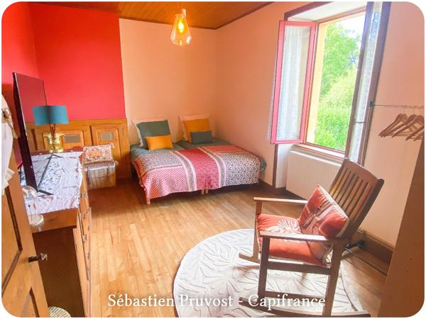 Dpt Dordogne (24), à vendre 11 pièces proche Thiviers (24) propriété de 325 m², terrain 22200 m², dépendance, piscine.