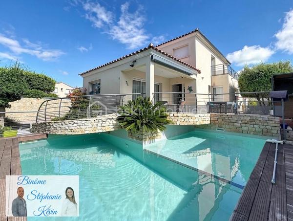 Sur la charmante commune de Fabrègues, découvrez en exclusivité cette élégante maison au caractère unique.
Développant environ 156 m² habitables sur une parcelle d’environ 400 m² parfaitement agencée, elle offre un cadre de vie aussi confortable qu’original.
Dès votre arrivée, le ton est donné : l’accès à la maison se fait par un pont suspendu surplombant la piscine… une signature architecturale rare qui rend ce bien absolument singulier.

🔹 Au rez-de-chaussée
Vous serez séduits par une superbe pièce de vie d’environ 73 m², lumineuse, avec une cuisine récente, moderne et entièrement équipée.
Espace convivial, idéal pour recevoir famille et amis.
Une chambre de plain-pied avec dressing et petite salle d’eau privative, bénéficiant d’un accès direct à l’extérieur, complète ce niveau.
WC indépendant.

🔹 À l’étage
Trois belles chambres vous attendent, dont une avec balcon.
Une salle d’eau élégante et fonctionnelle vient compléter l’espace nuit.

🎁 Et ce n’est pas tout…
Un véritable atout supplémentaire vous sera dévoilé lors de la visite… effet surprise garanti !

🔹 À l’extérieur
La maison s’ouvre sur une agréable terrasse ensoleillée, idéale pour vos moments de détente.
La piscine, au design original, s’intègre parfaitement à l’architecture et devient un véritable lieu de vie.
Un espace jacuzzi, à l’abri des regards, vient sublimer l’ensemble pour des instants de relaxation privilégiés.

Un garage isolé et carrelé complète les prestations.

✨ Une maison coup de cœur pour les amateurs de biens alliant volumes, modernité et cachet.

Les + :
✔ Climatisation réversible gainable
✔ Beaux volumes
✔ Maison familiale
✔ Nombreux rangements et buanderie
✔ Excellent état : aucun travaux à prévoir, posez vos valises !

🎥 Vidéo de présentation disponible.

📞 À visiter sans tarder !

Binôme :
  Stéphanie – 06 58 22 94 00
     Kévin – 06 82 54 31 11