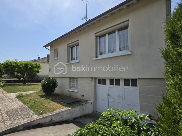 Situé sur la commune de Nemours à pied du centre ville, découvrez ce pavillon élevé sur sous sol total offrant un cadre de vie pratique et recherché.
Cette maison est composée d'une entrée donnant sur une cuisine indépendante, un séjour lumineux deux chambres confortables, un WC indépendant et une salle d’eau le tout complété par un jardin clos idéal pour profiter de moments en extérieur.
L’emplacement est un véritable atout avec les collèges le lycée l’hôpital les commerces et les transports accessibles en quelques minutes créant un quotidien simple fluide et agréable pour toute la famille