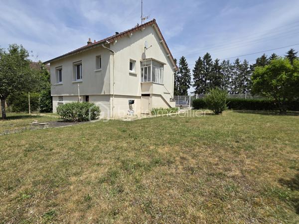 Situé sur la commune de Nemours à pied du centre ville, découvrez ce pavillon élevé sur sous sol total offrant un cadre de vie pratique et recherché.
Cette maison est composée d'une entrée donnant sur une cuisine indépendante, un séjour lumineux deux chambres confortables, un WC indépendant et une salle d’eau le tout complété par un jardin clos idéal pour profiter de moments en extérieur.
L’emplacement est un véritable atout avec les collèges le lycée l’hôpital les commerces et les transports accessibles en quelques minutes créant un quotidien simple fluide et agréable pour toute la famille