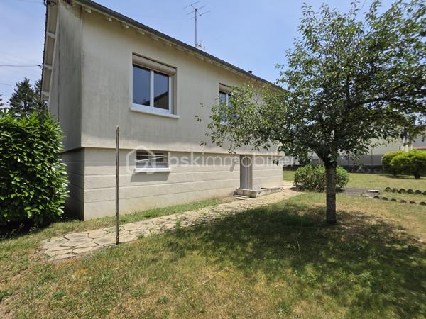 Situé sur la commune de Nemours à pied du centre ville, découvrez ce pavillon élevé sur sous sol total offrant un cadre de vie pratique et recherché.
Cette maison est composée d'une entrée donnant sur une cuisine indépendante, un séjour lumineux deux chambres confortables, un WC indépendant et une salle d’eau le tout complété par un jardin clos idéal pour profiter de moments en extérieur.
L’emplacement est un véritable atout avec les collèges le lycée l’hôpital les commerces et les transports accessibles en quelques minutes créant un quotidien simple fluide et agréable pour toute la famille
