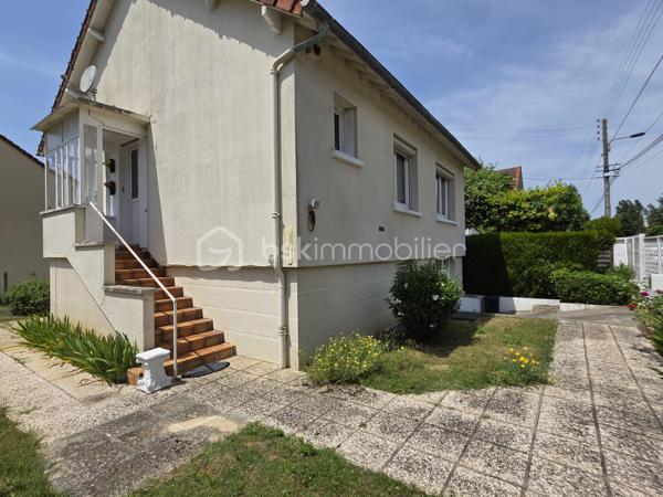 Situé sur la commune de Nemours à pied du centre ville, découvrez ce pavillon élevé sur sous sol total offrant un cadre de vie pratique et recherché.
Cette maison est composée d'une entrée donnant sur une cuisine indépendante, un séjour lumineux deux chambres confortables, un WC indépendant et une salle d’eau le tout complété par un jardin clos idéal pour profiter de moments en extérieur.
L’emplacement est un véritable atout avec les collèges le lycée l’hôpital les commerces et les transports accessibles en quelques minutes créant un quotidien simple fluide et agréable pour toute la famille
