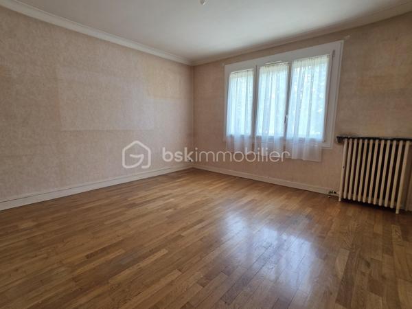 Situé sur la commune de Nemours à pied du centre ville, découvrez ce pavillon élevé sur sous sol total offrant un cadre de vie pratique et recherché.
Cette maison est composée d'une entrée donnant sur une cuisine indépendante, un séjour lumineux deux chambres confortables, un WC indépendant et une salle d’eau le tout complété par un jardin clos idéal pour profiter de moments en extérieur.
L’emplacement est un véritable atout avec les collèges le lycée l’hôpital les commerces et les transports accessibles en quelques minutes créant un quotidien simple fluide et agréable pour toute la famille