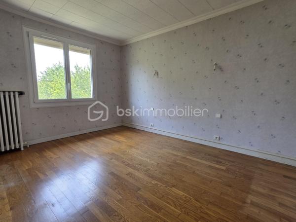 Situé sur la commune de Nemours à pied du centre ville, découvrez ce pavillon élevé sur sous sol total offrant un cadre de vie pratique et recherché.
Cette maison est composée d'une entrée donnant sur une cuisine indépendante, un séjour lumineux deux chambres confortables, un WC indépendant et une salle d’eau le tout complété par un jardin clos idéal pour profiter de moments en extérieur.
L’emplacement est un véritable atout avec les collèges le lycée l’hôpital les commerces et les transports accessibles en quelques minutes créant un quotidien simple fluide et agréable pour toute la famille
