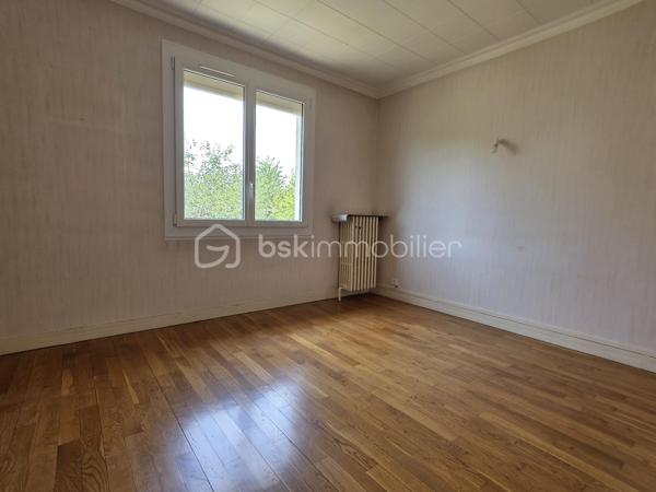 Situé sur la commune de Nemours à pied du centre ville, découvrez ce pavillon élevé sur sous sol total offrant un cadre de vie pratique et recherché.
Cette maison est composée d'une entrée donnant sur une cuisine indépendante, un séjour lumineux deux chambres confortables, un WC indépendant et une salle d’eau le tout complété par un jardin clos idéal pour profiter de moments en extérieur.
L’emplacement est un véritable atout avec les collèges le lycée l’hôpital les commerces et les transports accessibles en quelques minutes créant un quotidien simple fluide et agréable pour toute la famille