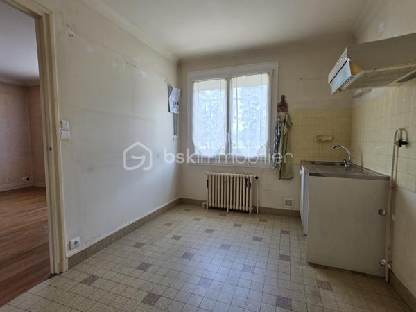Situé sur la commune de Nemours à pied du centre ville, découvrez ce pavillon élevé sur sous sol total offrant un cadre de vie pratique et recherché.
Cette maison est composée d'une entrée donnant sur une cuisine indépendante, un séjour lumineux deux chambres confortables, un WC indépendant et une salle d’eau le tout complété par un jardin clos idéal pour profiter de moments en extérieur.
L’emplacement est un véritable atout avec les collèges le lycée l’hôpital les commerces et les transports accessibles en quelques minutes créant un quotidien simple fluide et agréable pour toute la famille