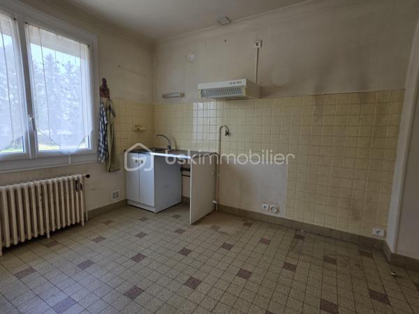 Situé sur la commune de Nemours à pied du centre ville, découvrez ce pavillon élevé sur sous sol total offrant un cadre de vie pratique et recherché.
Cette maison est composée d'une entrée donnant sur une cuisine indépendante, un séjour lumineux deux chambres confortables, un WC indépendant et une salle d’eau le tout complété par un jardin clos idéal pour profiter de moments en extérieur.
L’emplacement est un véritable atout avec les collèges le lycée l’hôpital les commerces et les transports accessibles en quelques minutes créant un quotidien simple fluide et agréable pour toute la famille
