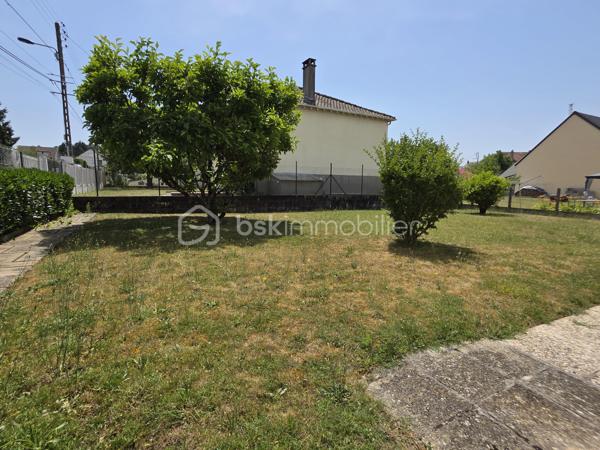 Situé sur la commune de Nemours à pied du centre ville, découvrez ce pavillon élevé sur sous sol total offrant un cadre de vie pratique et recherché.
Cette maison est composée d'une entrée donnant sur une cuisine indépendante, un séjour lumineux deux chambres confortables, un WC indépendant et une salle d’eau le tout complété par un jardin clos idéal pour profiter de moments en extérieur.
L’emplacement est un véritable atout avec les collèges le lycée l’hôpital les commerces et les transports accessibles en quelques minutes créant un quotidien simple fluide et agréable pour toute la famille