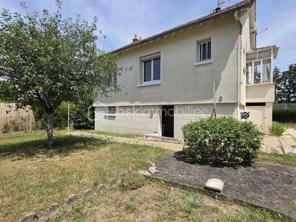 Situé sur la commune de Nemours à pied du centre ville, découvrez ce pavillon élevé sur sous sol total offrant un cadre de vie pratique et recherché.
Cette maison est composée d'une entrée donnant sur une cuisine indépendante, un séjour lumineux deux chambres confortables, un WC indépendant et une salle d’eau le tout complété par un jardin clos idéal pour profiter de moments en extérieur.
L’emplacement est un véritable atout avec les collèges le lycée l’hôpital les commerces et les transports accessibles en quelques minutes créant un quotidien simple fluide et agréable pour toute la famille