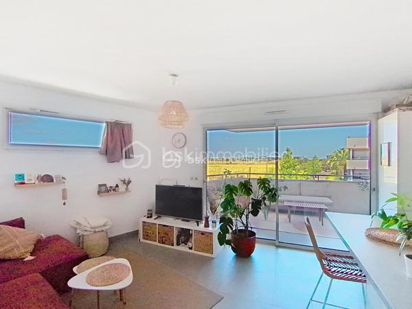 Un appartement quasiment neuf, une belle terrasse et un emplacement idéal… il a tout pour vous séduire !
À Lattes, rue du Plan de New York, au sein d’une résidence de standing récente et parfaitement entretenue, venez découvrir ce très joli T2 de 48 m², situé au 2ᵉ étage avec ascenseur et bénéficiant d’une superbe terrasse de 12 m².
Dès l’entrée, vous apprécierez l’agencement particulièrement bien pensé. Le hall dispose d’un grand placard de rangement, tandis que des WC séparés apportent un véritable confort au quotidien.
Le coin nuit est particulièrement surprenant pour un T2 : vous y trouverez un véritable espace dressing ainsi qu’une buanderie, offrant de nombreux rangements et une fonctionnalité rare.
La chambre, lumineuse et agréable, bénéficie d’un accès direct à la terrasse. Elle est complétée par une salle d’eau, aménagée dans un esprit contemporain.
Côté jour, vous découvrirez une belle pièce de vie conviviale, avec une cuisine équipée ouverte et son bar, idéale pour partager un repas ou recevoir des amis, ainsi qu’un agréable espace salon.
Et pour profiter pleinement des beaux jours, la terrasse de 12 m² constitue un véritable prolongement de la pièce de vie et de la chambre.
❤️ Les + qui font la différence
48 m² habitables + 12 m² de terrasse
Résidence de standing
2ᵉ étage avec ascenseur
Appartement en état quasi neuf
Grande terrasse
Chambre avec accès extérieur
Dressing + espace buanderie
Nombreux rangements
Cuisine équipée avec bar
WC séparés
2 places de parking privatives en sous-sol
Chauffage, eau chaude et eau froide compris dans les charges
📍 Un emplacement privilégié à Lattes
Vous bénéficiez d’un emplacement particulièrement pratique, à proximité du tramway, de la gare Montpellier Sud de France, des accès autoroutiers et des plages.
Les commerces, établissements scolaires, collège et commodités sont également facilement accessibles, permettant de profiter d’un quotidien confortable sans renoncer à la proximité de Montpellier et du littoral.
Un bien rare par son agencement, ses prestations et ses extérieurs.
Que vous soyez à la recherche de votre résidence principale ou d’un investissement de qualité, ce T2 réunit de nombreux atouts : aucun travaux à prévoir, une belle terrasse, deux stationnements en sous-sol et des charges incluant les principaux postes de confort.
💛 Un appartement où l’on se sent immédiatement chez soi… À découvrir sans tarder !