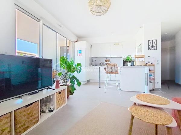 Un appartement quasiment neuf, une belle terrasse et un emplacement idéal… il a tout pour vous séduire !
À Lattes, rue du Plan de New York, au sein d’une résidence de standing récente et parfaitement entretenue, venez découvrir ce très joli T2 de 48 m², situé au 2ᵉ étage avec ascenseur et bénéficiant d’une superbe terrasse de 12 m².
Dès l’entrée, vous apprécierez l’agencement particulièrement bien pensé. Le hall dispose d’un grand placard de rangement, tandis que des WC séparés apportent un véritable confort au quotidien.
Le coin nuit est particulièrement surprenant pour un T2 : vous y trouverez un véritable espace dressing ainsi qu’une buanderie, offrant de nombreux rangements et une fonctionnalité rare.
La chambre, lumineuse et agréable, bénéficie d’un accès direct à la terrasse. Elle est complétée par une salle d’eau, aménagée dans un esprit contemporain.
Côté jour, vous découvrirez une belle pièce de vie conviviale, avec une cuisine équipée ouverte et son bar, idéale pour partager un repas ou recevoir des amis, ainsi qu’un agréable espace salon.
Et pour profiter pleinement des beaux jours, la terrasse de 12 m² constitue un véritable prolongement de la pièce de vie et de la chambre.
❤️ Les + qui font la différence
48 m² habitables + 12 m² de terrasse
Résidence de standing
2ᵉ étage avec ascenseur
Appartement en état quasi neuf
Grande terrasse
Chambre avec accès extérieur
Dressing + espace buanderie
Nombreux rangements
Cuisine équipée avec bar
WC séparés
2 places de parking privatives en sous-sol
Chauffage, eau chaude et eau froide compris dans les charges
📍 Un emplacement privilégié à Lattes
Vous bénéficiez d’un emplacement particulièrement pratique, à proximité du tramway, de la gare Montpellier Sud de France, des accès autoroutiers et des plages.
Les commerces, établissements scolaires, collège et commodités sont également facilement accessibles, permettant de profiter d’un quotidien confortable sans renoncer à la proximité de Montpellier et du littoral.
Un bien rare par son agencement, ses prestations et ses extérieurs.
Que vous soyez à la recherche de votre résidence principale ou d’un investissement de qualité, ce T2 réunit de nombreux atouts : aucun travaux à prévoir, une belle terrasse, deux stationnements en sous-sol et des charges incluant les principaux postes de confort.
💛 Un appartement où l’on se sent immédiatement chez soi… À découvrir sans tarder !