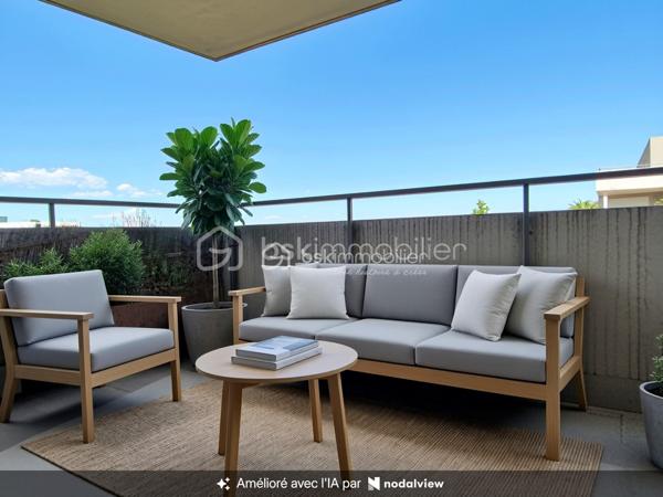 Un appartement quasiment neuf, une belle terrasse et un emplacement idéal… il a tout pour vous séduire !
À Lattes, rue du Plan de New York, au sein d’une résidence de standing récente et parfaitement entretenue, venez découvrir ce très joli T2 de 48 m², situé au 2ᵉ étage avec ascenseur et bénéficiant d’une superbe terrasse de 12 m².
Dès l’entrée, vous apprécierez l’agencement particulièrement bien pensé. Le hall dispose d’un grand placard de rangement, tandis que des WC séparés apportent un véritable confort au quotidien.
Le coin nuit est particulièrement surprenant pour un T2 : vous y trouverez un véritable espace dressing ainsi qu’une buanderie, offrant de nombreux rangements et une fonctionnalité rare.
La chambre, lumineuse et agréable, bénéficie d’un accès direct à la terrasse. Elle est complétée par une salle d’eau, aménagée dans un esprit contemporain.
Côté jour, vous découvrirez une belle pièce de vie conviviale, avec une cuisine équipée ouverte et son bar, idéale pour partager un repas ou recevoir des amis, ainsi qu’un agréable espace salon.
Et pour profiter pleinement des beaux jours, la terrasse de 12 m² constitue un véritable prolongement de la pièce de vie et de la chambre.
❤️ Les + qui font la différence
48 m² habitables + 12 m² de terrasse
Résidence de standing
2ᵉ étage avec ascenseur
Appartement en état quasi neuf
Grande terrasse
Chambre avec accès extérieur
Dressing + espace buanderie
Nombreux rangements
Cuisine équipée avec bar
WC séparés
2 places de parking privatives en sous-sol
Chauffage, eau chaude et eau froide compris dans les charges
📍 Un emplacement privilégié à Lattes
Vous bénéficiez d’un emplacement particulièrement pratique, à proximité du tramway, de la gare Montpellier Sud de France, des accès autoroutiers et des plages.
Les commerces, établissements scolaires, collège et commodités sont également facilement accessibles, permettant de profiter d’un quotidien confortable sans renoncer à la proximité de Montpellier et du littoral.
Un bien rare par son agencement, ses prestations et ses extérieurs.
Que vous soyez à la recherche de votre résidence principale ou d’un investissement de qualité, ce T2 réunit de nombreux atouts : aucun travaux à prévoir, une belle terrasse, deux stationnements en sous-sol et des charges incluant les principaux postes de confort.
💛 Un appartement où l’on se sent immédiatement chez soi… À découvrir sans tarder !