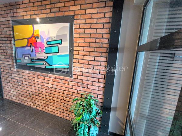 Un appartement quasiment neuf, une belle terrasse et un emplacement idéal… il a tout pour vous séduire !
À Lattes, rue du Plan de New York, au sein d’une résidence de standing récente et parfaitement entretenue, venez découvrir ce très joli T2 de 48 m², situé au 2ᵉ étage avec ascenseur et bénéficiant d’une superbe terrasse de 12 m².
Dès l’entrée, vous apprécierez l’agencement particulièrement bien pensé. Le hall dispose d’un grand placard de rangement, tandis que des WC séparés apportent un véritable confort au quotidien.
Le coin nuit est particulièrement surprenant pour un T2 : vous y trouverez un véritable espace dressing ainsi qu’une buanderie, offrant de nombreux rangements et une fonctionnalité rare.
La chambre, lumineuse et agréable, bénéficie d’un accès direct à la terrasse. Elle est complétée par une salle d’eau, aménagée dans un esprit contemporain.
Côté jour, vous découvrirez une belle pièce de vie conviviale, avec une cuisine équipée ouverte et son bar, idéale pour partager un repas ou recevoir des amis, ainsi qu’un agréable espace salon.
Et pour profiter pleinement des beaux jours, la terrasse de 12 m² constitue un véritable prolongement de la pièce de vie et de la chambre.
❤️ Les + qui font la différence
48 m² habitables + 12 m² de terrasse
Résidence de standing
2ᵉ étage avec ascenseur
Appartement en état quasi neuf
Grande terrasse
Chambre avec accès extérieur
Dressing + espace buanderie
Nombreux rangements
Cuisine équipée avec bar
WC séparés
2 places de parking privatives en sous-sol
Chauffage, eau chaude et eau froide compris dans les charges
📍 Un emplacement privilégié à Lattes
Vous bénéficiez d’un emplacement particulièrement pratique, à proximité du tramway, de la gare Montpellier Sud de France, des accès autoroutiers et des plages.
Les commerces, établissements scolaires, collège et commodités sont également facilement accessibles, permettant de profiter d’un quotidien confortable sans renoncer à la proximité de Montpellier et du littoral.
Un bien rare par son agencement, ses prestations et ses extérieurs.
Que vous soyez à la recherche de votre résidence principale ou d’un investissement de qualité, ce T2 réunit de nombreux atouts : aucun travaux à prévoir, une belle terrasse, deux stationnements en sous-sol et des charges incluant les principaux postes de confort.
💛 Un appartement où l’on se sent immédiatement chez soi… À découvrir sans tarder !