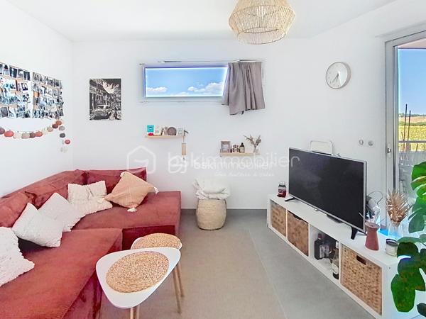 Un appartement quasiment neuf, une belle terrasse et un emplacement idéal… il a tout pour vous séduire !
À Lattes, rue du Plan de New York, au sein d’une résidence de standing récente et parfaitement entretenue, venez découvrir ce très joli T2 de 48 m², situé au 2ᵉ étage avec ascenseur et bénéficiant d’une superbe terrasse de 12 m².
Dès l’entrée, vous apprécierez l’agencement particulièrement bien pensé. Le hall dispose d’un grand placard de rangement, tandis que des WC séparés apportent un véritable confort au quotidien.
Le coin nuit est particulièrement surprenant pour un T2 : vous y trouverez un véritable espace dressing ainsi qu’une buanderie, offrant de nombreux rangements et une fonctionnalité rare.
La chambre, lumineuse et agréable, bénéficie d’un accès direct à la terrasse. Elle est complétée par une salle d’eau, aménagée dans un esprit contemporain.
Côté jour, vous découvrirez une belle pièce de vie conviviale, avec une cuisine équipée ouverte et son bar, idéale pour partager un repas ou recevoir des amis, ainsi qu’un agréable espace salon.
Et pour profiter pleinement des beaux jours, la terrasse de 12 m² constitue un véritable prolongement de la pièce de vie et de la chambre.
❤️ Les + qui font la différence
48 m² habitables + 12 m² de terrasse
Résidence de standing
2ᵉ étage avec ascenseur
Appartement en état quasi neuf
Grande terrasse
Chambre avec accès extérieur
Dressing + espace buanderie
Nombreux rangements
Cuisine équipée avec bar
WC séparés
2 places de parking privatives en sous-sol
Chauffage, eau chaude et eau froide compris dans les charges
📍 Un emplacement privilégié à Lattes
Vous bénéficiez d’un emplacement particulièrement pratique, à proximité du tramway, de la gare Montpellier Sud de France, des accès autoroutiers et des plages.
Les commerces, établissements scolaires, collège et commodités sont également facilement accessibles, permettant de profiter d’un quotidien confortable sans renoncer à la proximité de Montpellier et du littoral.
Un bien rare par son agencement, ses prestations et ses extérieurs.
Que vous soyez à la recherche de votre résidence principale ou d’un investissement de qualité, ce T2 réunit de nombreux atouts : aucun travaux à prévoir, une belle terrasse, deux stationnements en sous-sol et des charges incluant les principaux postes de confort.
💛 Un appartement où l’on se sent immédiatement chez soi… À découvrir sans tarder !