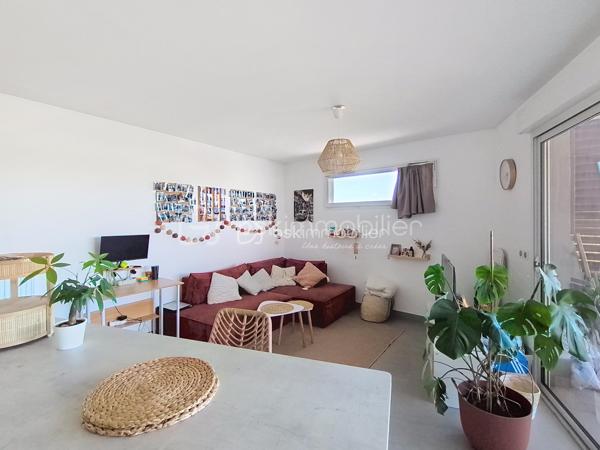 Un appartement quasiment neuf, une belle terrasse et un emplacement idéal… il a tout pour vous séduire !
À Lattes, rue du Plan de New York, au sein d’une résidence de standing récente et parfaitement entretenue, venez découvrir ce très joli T2 de 48 m², situé au 2ᵉ étage avec ascenseur et bénéficiant d’une superbe terrasse de 12 m².
Dès l’entrée, vous apprécierez l’agencement particulièrement bien pensé. Le hall dispose d’un grand placard de rangement, tandis que des WC séparés apportent un véritable confort au quotidien.
Le coin nuit est particulièrement surprenant pour un T2 : vous y trouverez un véritable espace dressing ainsi qu’une buanderie, offrant de nombreux rangements et une fonctionnalité rare.
La chambre, lumineuse et agréable, bénéficie d’un accès direct à la terrasse. Elle est complétée par une salle d’eau, aménagée dans un esprit contemporain.
Côté jour, vous découvrirez une belle pièce de vie conviviale, avec une cuisine équipée ouverte et son bar, idéale pour partager un repas ou recevoir des amis, ainsi qu’un agréable espace salon.
Et pour profiter pleinement des beaux jours, la terrasse de 12 m² constitue un véritable prolongement de la pièce de vie et de la chambre.
❤️ Les + qui font la différence
48 m² habitables + 12 m² de terrasse
Résidence de standing
2ᵉ étage avec ascenseur
Appartement en état quasi neuf
Grande terrasse
Chambre avec accès extérieur
Dressing + espace buanderie
Nombreux rangements
Cuisine équipée avec bar
WC séparés
2 places de parking privatives en sous-sol
Chauffage, eau chaude et eau froide compris dans les charges
📍 Un emplacement privilégié à Lattes
Vous bénéficiez d’un emplacement particulièrement pratique, à proximité du tramway, de la gare Montpellier Sud de France, des accès autoroutiers et des plages.
Les commerces, établissements scolaires, collège et commodités sont également facilement accessibles, permettant de profiter d’un quotidien confortable sans renoncer à la proximité de Montpellier et du littoral.
Un bien rare par son agencement, ses prestations et ses extérieurs.
Que vous soyez à la recherche de votre résidence principale ou d’un investissement de qualité, ce T2 réunit de nombreux atouts : aucun travaux à prévoir, une belle terrasse, deux stationnements en sous-sol et des charges incluant les principaux postes de confort.
💛 Un appartement où l’on se sent immédiatement chez soi… À découvrir sans tarder !