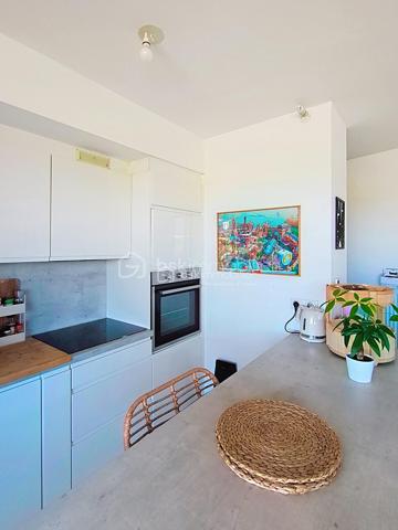 Un appartement quasiment neuf, une belle terrasse et un emplacement idéal… il a tout pour vous séduire !
À Lattes, rue du Plan de New York, au sein d’une résidence de standing récente et parfaitement entretenue, venez découvrir ce très joli T2 de 48 m², situé au 2ᵉ étage avec ascenseur et bénéficiant d’une superbe terrasse de 12 m².
Dès l’entrée, vous apprécierez l’agencement particulièrement bien pensé. Le hall dispose d’un grand placard de rangement, tandis que des WC séparés apportent un véritable confort au quotidien.
Le coin nuit est particulièrement surprenant pour un T2 : vous y trouverez un véritable espace dressing ainsi qu’une buanderie, offrant de nombreux rangements et une fonctionnalité rare.
La chambre, lumineuse et agréable, bénéficie d’un accès direct à la terrasse. Elle est complétée par une salle d’eau, aménagée dans un esprit contemporain.
Côté jour, vous découvrirez une belle pièce de vie conviviale, avec une cuisine équipée ouverte et son bar, idéale pour partager un repas ou recevoir des amis, ainsi qu’un agréable espace salon.
Et pour profiter pleinement des beaux jours, la terrasse de 12 m² constitue un véritable prolongement de la pièce de vie et de la chambre.
❤️ Les + qui font la différence
48 m² habitables + 12 m² de terrasse
Résidence de standing
2ᵉ étage avec ascenseur
Appartement en état quasi neuf
Grande terrasse
Chambre avec accès extérieur
Dressing + espace buanderie
Nombreux rangements
Cuisine équipée avec bar
WC séparés
2 places de parking privatives en sous-sol
Chauffage, eau chaude et eau froide compris dans les charges
📍 Un emplacement privilégié à Lattes
Vous bénéficiez d’un emplacement particulièrement pratique, à proximité du tramway, de la gare Montpellier Sud de France, des accès autoroutiers et des plages.
Les commerces, établissements scolaires, collège et commodités sont également facilement accessibles, permettant de profiter d’un quotidien confortable sans renoncer à la proximité de Montpellier et du littoral.
Un bien rare par son agencement, ses prestations et ses extérieurs.
Que vous soyez à la recherche de votre résidence principale ou d’un investissement de qualité, ce T2 réunit de nombreux atouts : aucun travaux à prévoir, une belle terrasse, deux stationnements en sous-sol et des charges incluant les principaux postes de confort.
💛 Un appartement où l’on se sent immédiatement chez soi… À découvrir sans tarder !