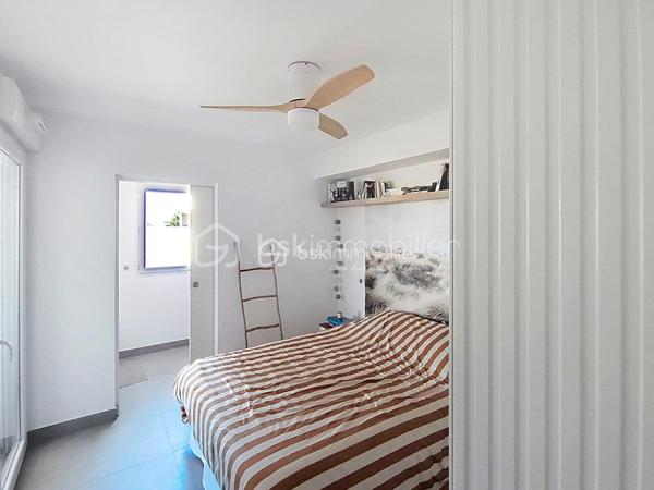 Un appartement quasiment neuf, une belle terrasse et un emplacement idéal… il a tout pour vous séduire !
À Lattes, rue du Plan de New York, au sein d’une résidence de standing récente et parfaitement entretenue, venez découvrir ce très joli T2 de 48 m², situé au 2ᵉ étage avec ascenseur et bénéficiant d’une superbe terrasse de 12 m².
Dès l’entrée, vous apprécierez l’agencement particulièrement bien pensé. Le hall dispose d’un grand placard de rangement, tandis que des WC séparés apportent un véritable confort au quotidien.
Le coin nuit est particulièrement surprenant pour un T2 : vous y trouverez un véritable espace dressing ainsi qu’une buanderie, offrant de nombreux rangements et une fonctionnalité rare.
La chambre, lumineuse et agréable, bénéficie d’un accès direct à la terrasse. Elle est complétée par une salle d’eau, aménagée dans un esprit contemporain.
Côté jour, vous découvrirez une belle pièce de vie conviviale, avec une cuisine équipée ouverte et son bar, idéale pour partager un repas ou recevoir des amis, ainsi qu’un agréable espace salon.
Et pour profiter pleinement des beaux jours, la terrasse de 12 m² constitue un véritable prolongement de la pièce de vie et de la chambre.
❤️ Les + qui font la différence
48 m² habitables + 12 m² de terrasse
Résidence de standing
2ᵉ étage avec ascenseur
Appartement en état quasi neuf
Grande terrasse
Chambre avec accès extérieur
Dressing + espace buanderie
Nombreux rangements
Cuisine équipée avec bar
WC séparés
2 places de parking privatives en sous-sol
Chauffage, eau chaude et eau froide compris dans les charges
📍 Un emplacement privilégié à Lattes
Vous bénéficiez d’un emplacement particulièrement pratique, à proximité du tramway, de la gare Montpellier Sud de France, des accès autoroutiers et des plages.
Les commerces, établissements scolaires, collège et commodités sont également facilement accessibles, permettant de profiter d’un quotidien confortable sans renoncer à la proximité de Montpellier et du littoral.
Un bien rare par son agencement, ses prestations et ses extérieurs.
Que vous soyez à la recherche de votre résidence principale ou d’un investissement de qualité, ce T2 réunit de nombreux atouts : aucun travaux à prévoir, une belle terrasse, deux stationnements en sous-sol et des charges incluant les principaux postes de confort.
💛 Un appartement où l’on se sent immédiatement chez soi… À découvrir sans tarder !