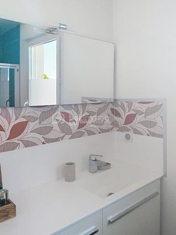 Un appartement quasiment neuf, une belle terrasse et un emplacement idéal… il a tout pour vous séduire !
À Lattes, rue du Plan de New York, au sein d’une résidence de standing récente et parfaitement entretenue, venez découvrir ce très joli T2 de 48 m², situé au 2ᵉ étage avec ascenseur et bénéficiant d’une superbe terrasse de 12 m².
Dès l’entrée, vous apprécierez l’agencement particulièrement bien pensé. Le hall dispose d’un grand placard de rangement, tandis que des WC séparés apportent un véritable confort au quotidien.
Le coin nuit est particulièrement surprenant pour un T2 : vous y trouverez un véritable espace dressing ainsi qu’une buanderie, offrant de nombreux rangements et une fonctionnalité rare.
La chambre, lumineuse et agréable, bénéficie d’un accès direct à la terrasse. Elle est complétée par une salle d’eau, aménagée dans un esprit contemporain.
Côté jour, vous découvrirez une belle pièce de vie conviviale, avec une cuisine équipée ouverte et son bar, idéale pour partager un repas ou recevoir des amis, ainsi qu’un agréable espace salon.
Et pour profiter pleinement des beaux jours, la terrasse de 12 m² constitue un véritable prolongement de la pièce de vie et de la chambre.
❤️ Les + qui font la différence
48 m² habitables + 12 m² de terrasse
Résidence de standing
2ᵉ étage avec ascenseur
Appartement en état quasi neuf
Grande terrasse
Chambre avec accès extérieur
Dressing + espace buanderie
Nombreux rangements
Cuisine équipée avec bar
WC séparés
2 places de parking privatives en sous-sol
Chauffage, eau chaude et eau froide compris dans les charges
📍 Un emplacement privilégié à Lattes
Vous bénéficiez d’un emplacement particulièrement pratique, à proximité du tramway, de la gare Montpellier Sud de France, des accès autoroutiers et des plages.
Les commerces, établissements scolaires, collège et commodités sont également facilement accessibles, permettant de profiter d’un quotidien confortable sans renoncer à la proximité de Montpellier et du littoral.
Un bien rare par son agencement, ses prestations et ses extérieurs.
Que vous soyez à la recherche de votre résidence principale ou d’un investissement de qualité, ce T2 réunit de nombreux atouts : aucun travaux à prévoir, une belle terrasse, deux stationnements en sous-sol et des charges incluant les principaux postes de confort.
💛 Un appartement où l’on se sent immédiatement chez soi… À découvrir sans tarder !