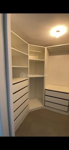 Un appartement quasiment neuf, une belle terrasse et un emplacement idéal… il a tout pour vous séduire !
À Lattes, rue du Plan de New York, au sein d’une résidence de standing récente et parfaitement entretenue, venez découvrir ce très joli T2 de 48 m², situé au 2ᵉ étage avec ascenseur et bénéficiant d’une superbe terrasse de 12 m².
Dès l’entrée, vous apprécierez l’agencement particulièrement bien pensé. Le hall dispose d’un grand placard de rangement, tandis que des WC séparés apportent un véritable confort au quotidien.
Le coin nuit est particulièrement surprenant pour un T2 : vous y trouverez un véritable espace dressing ainsi qu’une buanderie, offrant de nombreux rangements et une fonctionnalité rare.
La chambre, lumineuse et agréable, bénéficie d’un accès direct à la terrasse. Elle est complétée par une salle d’eau, aménagée dans un esprit contemporain.
Côté jour, vous découvrirez une belle pièce de vie conviviale, avec une cuisine équipée ouverte et son bar, idéale pour partager un repas ou recevoir des amis, ainsi qu’un agréable espace salon.
Et pour profiter pleinement des beaux jours, la terrasse de 12 m² constitue un véritable prolongement de la pièce de vie et de la chambre.
❤️ Les + qui font la différence
48 m² habitables + 12 m² de terrasse
Résidence de standing
2ᵉ étage avec ascenseur
Appartement en état quasi neuf
Grande terrasse
Chambre avec accès extérieur
Dressing + espace buanderie
Nombreux rangements
Cuisine équipée avec bar
WC séparés
2 places de parking privatives en sous-sol
Chauffage, eau chaude et eau froide compris dans les charges
📍 Un emplacement privilégié à Lattes
Vous bénéficiez d’un emplacement particulièrement pratique, à proximité du tramway, de la gare Montpellier Sud de France, des accès autoroutiers et des plages.
Les commerces, établissements scolaires, collège et commodités sont également facilement accessibles, permettant de profiter d’un quotidien confortable sans renoncer à la proximité de Montpellier et du littoral.
Un bien rare par son agencement, ses prestations et ses extérieurs.
Que vous soyez à la recherche de votre résidence principale ou d’un investissement de qualité, ce T2 réunit de nombreux atouts : aucun travaux à prévoir, une belle terrasse, deux stationnements en sous-sol et des charges incluant les principaux postes de confort.
💛 Un appartement où l’on se sent immédiatement chez soi… À découvrir sans tarder !