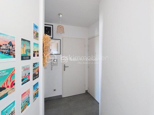 Un appartement quasiment neuf, une belle terrasse et un emplacement idéal… il a tout pour vous séduire !
À Lattes, rue du Plan de New York, au sein d’une résidence de standing récente et parfaitement entretenue, venez découvrir ce très joli T2 de 48 m², situé au 2ᵉ étage avec ascenseur et bénéficiant d’une superbe terrasse de 12 m².
Dès l’entrée, vous apprécierez l’agencement particulièrement bien pensé. Le hall dispose d’un grand placard de rangement, tandis que des WC séparés apportent un véritable confort au quotidien.
Le coin nuit est particulièrement surprenant pour un T2 : vous y trouverez un véritable espace dressing ainsi qu’une buanderie, offrant de nombreux rangements et une fonctionnalité rare.
La chambre, lumineuse et agréable, bénéficie d’un accès direct à la terrasse. Elle est complétée par une salle d’eau, aménagée dans un esprit contemporain.
Côté jour, vous découvrirez une belle pièce de vie conviviale, avec une cuisine équipée ouverte et son bar, idéale pour partager un repas ou recevoir des amis, ainsi qu’un agréable espace salon.
Et pour profiter pleinement des beaux jours, la terrasse de 12 m² constitue un véritable prolongement de la pièce de vie et de la chambre.
❤️ Les + qui font la différence
48 m² habitables + 12 m² de terrasse
Résidence de standing
2ᵉ étage avec ascenseur
Appartement en état quasi neuf
Grande terrasse
Chambre avec accès extérieur
Dressing + espace buanderie
Nombreux rangements
Cuisine équipée avec bar
WC séparés
2 places de parking privatives en sous-sol
Chauffage, eau chaude et eau froide compris dans les charges
📍 Un emplacement privilégié à Lattes
Vous bénéficiez d’un emplacement particulièrement pratique, à proximité du tramway, de la gare Montpellier Sud de France, des accès autoroutiers et des plages.
Les commerces, établissements scolaires, collège et commodités sont également facilement accessibles, permettant de profiter d’un quotidien confortable sans renoncer à la proximité de Montpellier et du littoral.
Un bien rare par son agencement, ses prestations et ses extérieurs.
Que vous soyez à la recherche de votre résidence principale ou d’un investissement de qualité, ce T2 réunit de nombreux atouts : aucun travaux à prévoir, une belle terrasse, deux stationnements en sous-sol et des charges incluant les principaux postes de confort.
💛 Un appartement où l’on se sent immédiatement chez soi… À découvrir sans tarder !