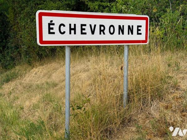 ECHEVRONNE terrain à bâtir d'env 750 m² à viabiliser
