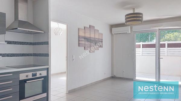 Istres, Appartement T2, en rez-de-chaussée, terrasse, place de stationnement privative
