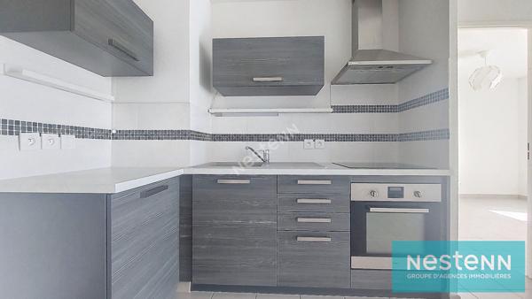 Istres, Appartement T2, en rez-de-chaussée, terrasse, place de stationnement privative