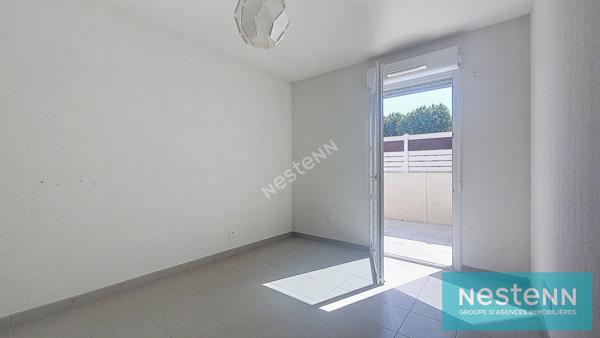 Istres, Appartement T2, en rez-de-chaussée, terrasse, place de stationnement privative