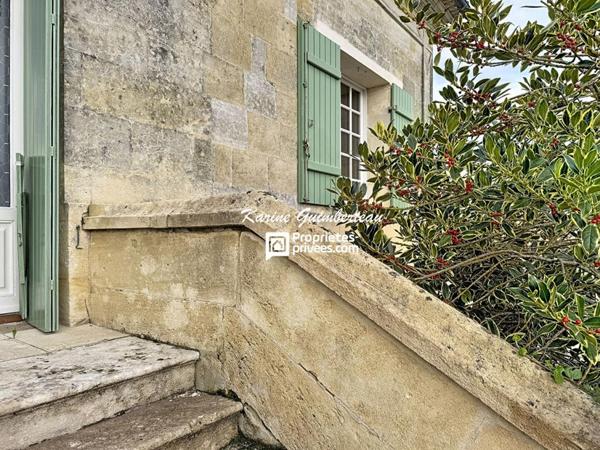 Montagne : Maison en pierre dans un hameau avec vue