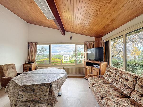 Montagne : Maison en pierre dans un hameau avec vue