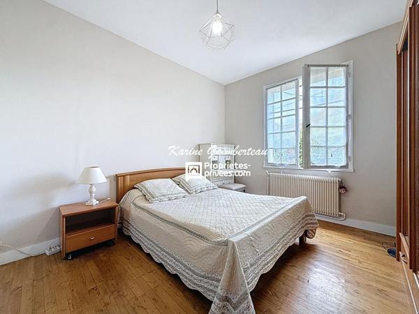 Montagne : Maison en pierre dans un hameau avec vue