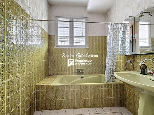 Montagne : Maison en pierre dans un hameau avec vue