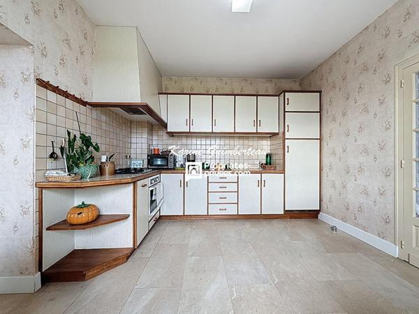 Montagne : Maison en pierre dans un hameau avec vue