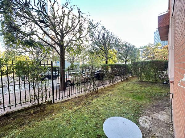 PUTEAUX-DEFENSE: Studio meublé de 22m²