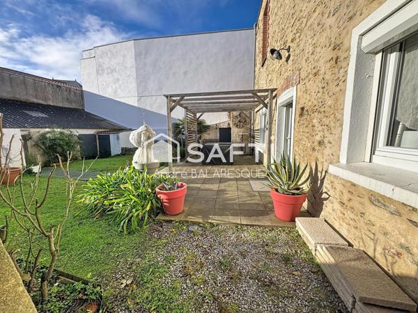 La Garnache -Dans le bourg, maison de caractère de 175 m' avec 6 chambres, jardin clos et dépendance.