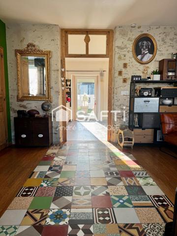 La Garnache -Dans le bourg, maison de caractère de 175 m' avec 6 chambres, jardin clos et dépendance.