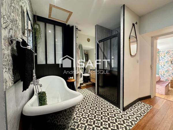 La Garnache -Dans le bourg, maison de caractère de 175 m' avec 6 chambres, jardin clos et dépendance.