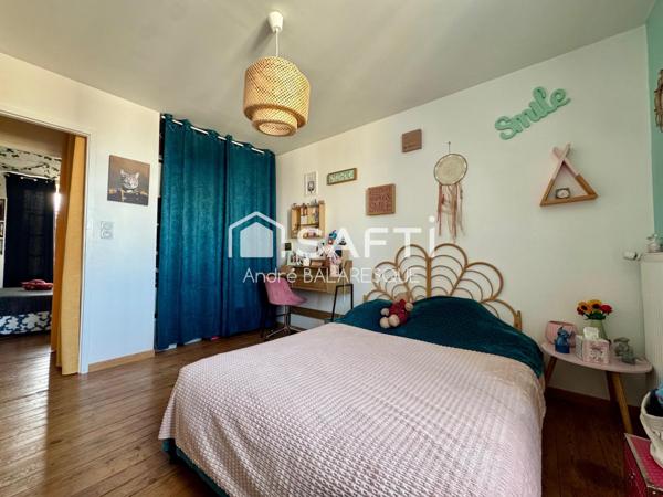 La Garnache -Dans le bourg, maison de caractère de 175 m' avec 6 chambres, jardin clos et dépendance.