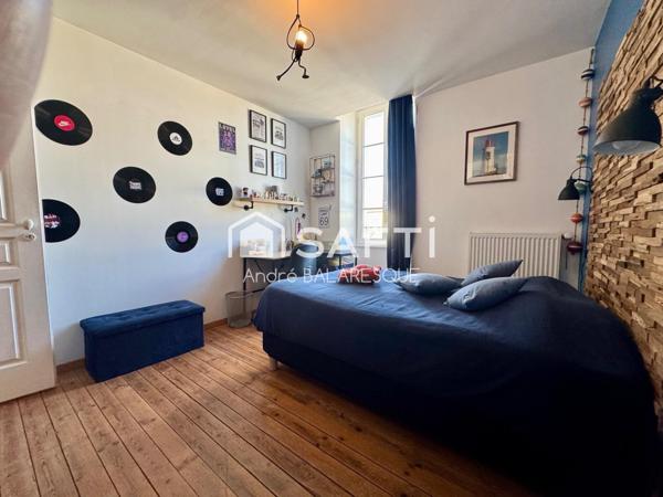 La Garnache -Dans le bourg, maison de caractère de 175 m' avec 6 chambres, jardin clos et dépendance.