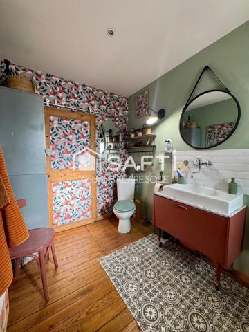 La Garnache -Dans le bourg, maison de caractère de 175 m' avec 6 chambres, jardin clos et dépendance.