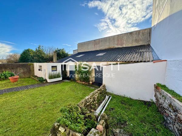 La Garnache -Dans le bourg, maison de caractère de 175 m' avec 6 chambres, jardin clos et dépendance.