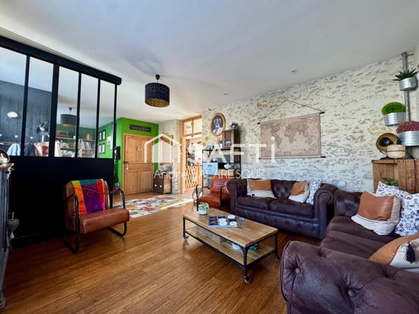 La Garnache -Dans le bourg, maison de caractère de 175 m' avec 6 chambres, jardin clos et dépendance.