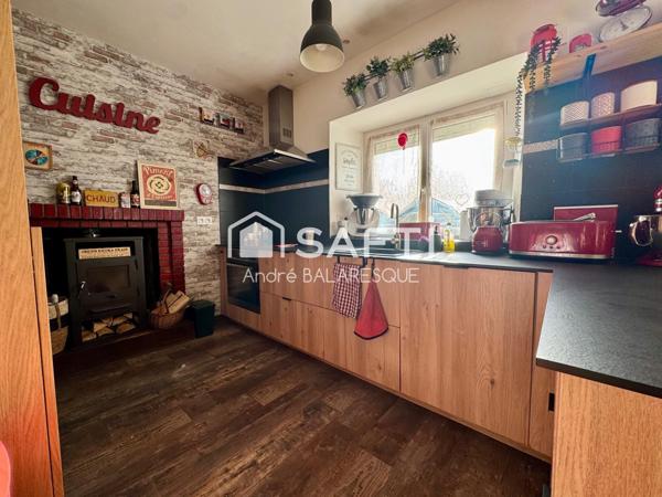 La Garnache -Dans le bourg, maison de caractère de 175 m' avec 6 chambres, jardin clos et dépendance.