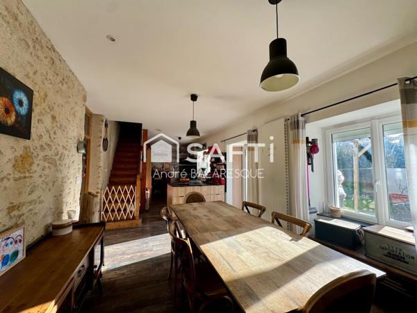 La Garnache -Dans le bourg, maison de caractère de 175 m' avec 6 chambres, jardin clos et dépendance.