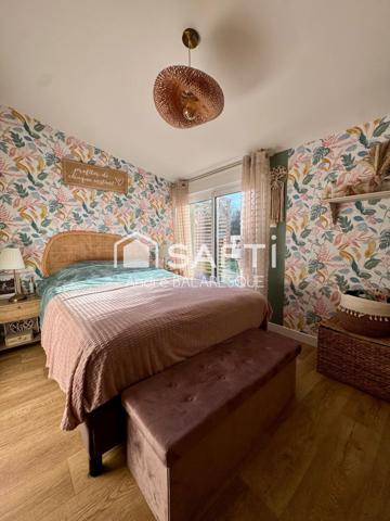 La Garnache -Dans le bourg, maison de caractère de 175 m' avec 6 chambres, jardin clos et dépendance.