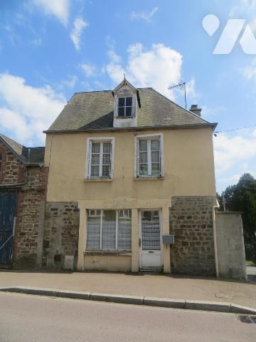 MAISON DE VILLE AVEC COURETTE  