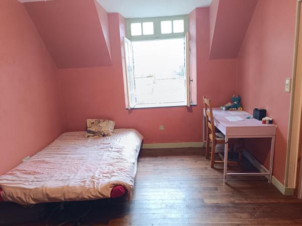 29520 Laz maison sans voisin, autonome en eau, bois de 1 ha , vie de plain pied, dépendances