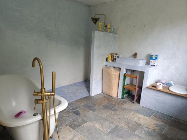 29520 Laz maison sans voisin, autonome en eau, bois de 1 ha , vie de plain pied, dépendances